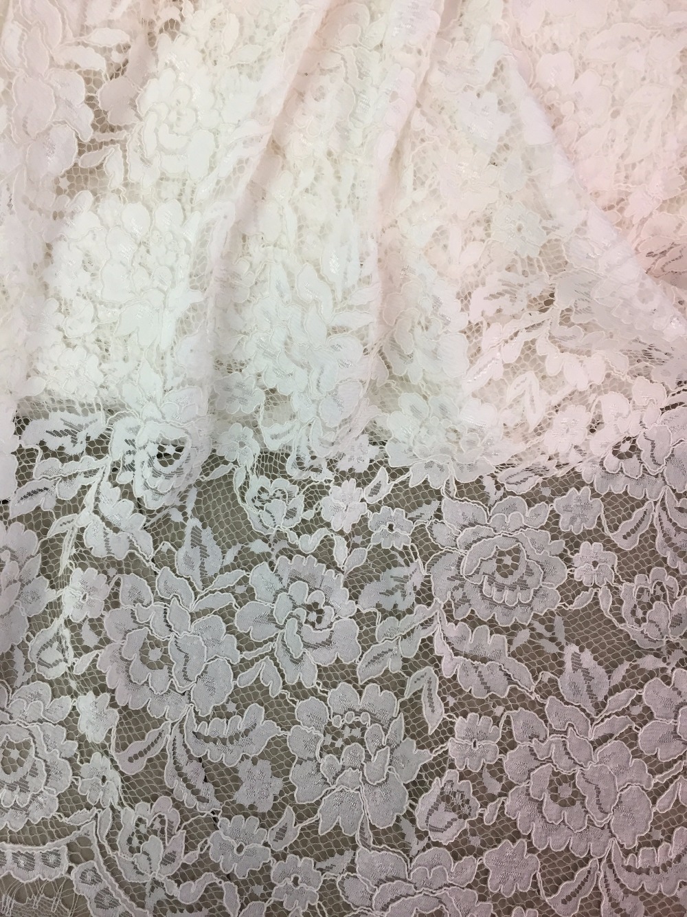 исклучување бела Chantilly чипка ткаенина, чипка ткаенина со eyelash scalloped граница, булчински чипка ткаенина за свадба се облекуваат