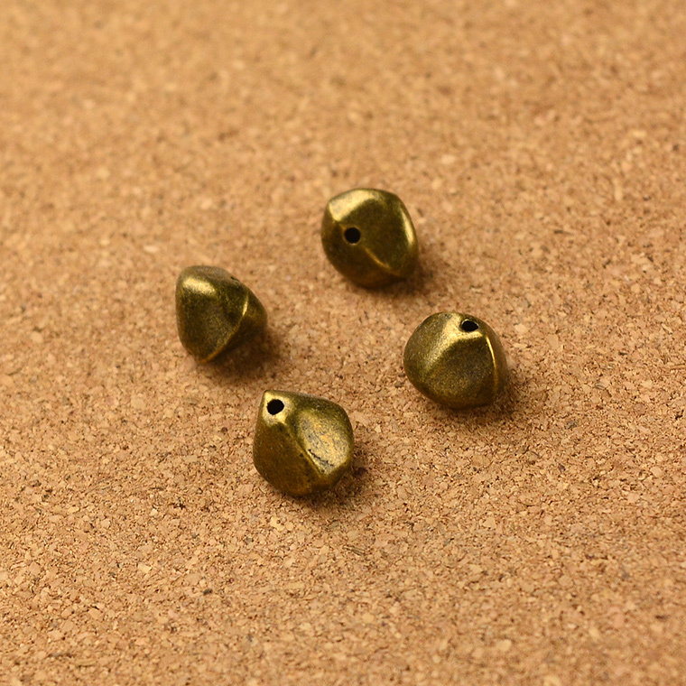Трговија на големо гроздобер 100pcs антички бронза мала дупка мушка шарм diy накит Наоди 1mm hola кол
