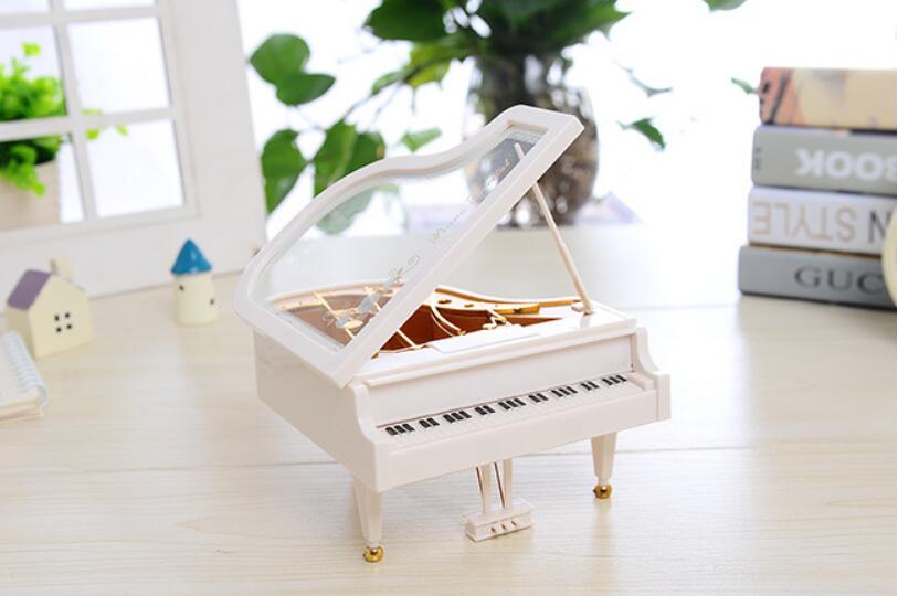 Куклена куќа минијатурни мини играчка бела пијано