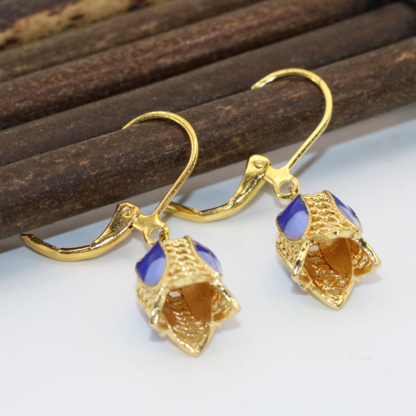 Моден шарм злато-боја 9*12mm врежан глеѓ cloisonne цвет форма dangle обетки за жените се откажат earring накит